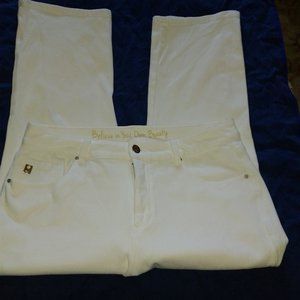 WHITE, 5 POCKETS, STRETCH WAIST, BUTTON/ZIPPER CLOSURE, CROP PANTS, SIZE 14